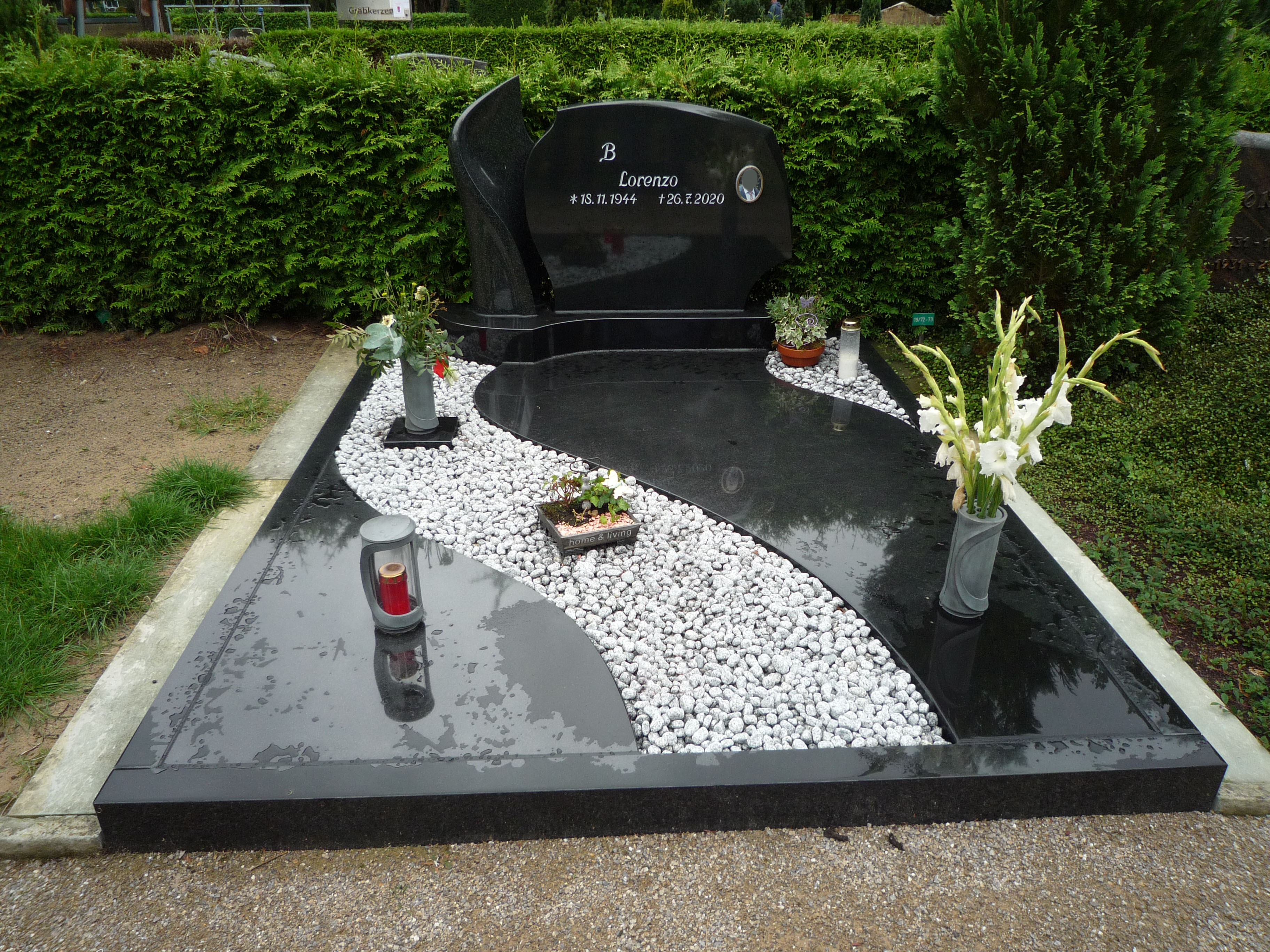 Doppelgrabstein_schwarz