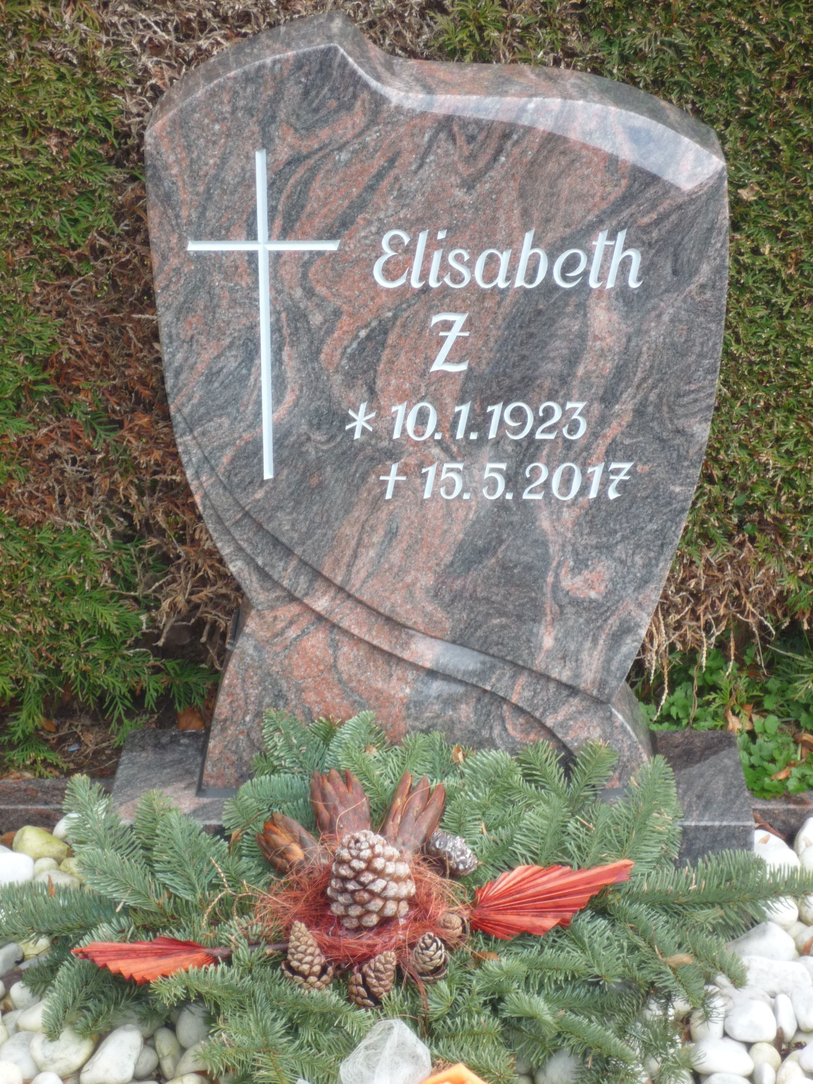 Einzelgrab-rot-eingeschlagene-Schrift